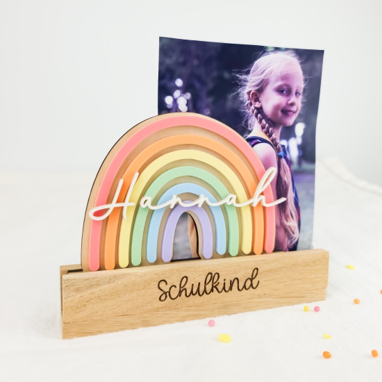 Kartenhalter - Bildhalter - Fotoständer - Postkartenhalter aus Holz mit buntem Regenbogen Acryl - Einschulung